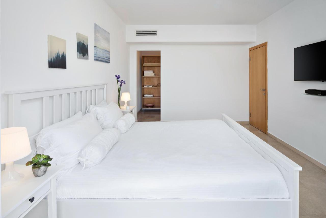Aparthotel Okeanos On The Beach Herzliya Екстер'єр фото