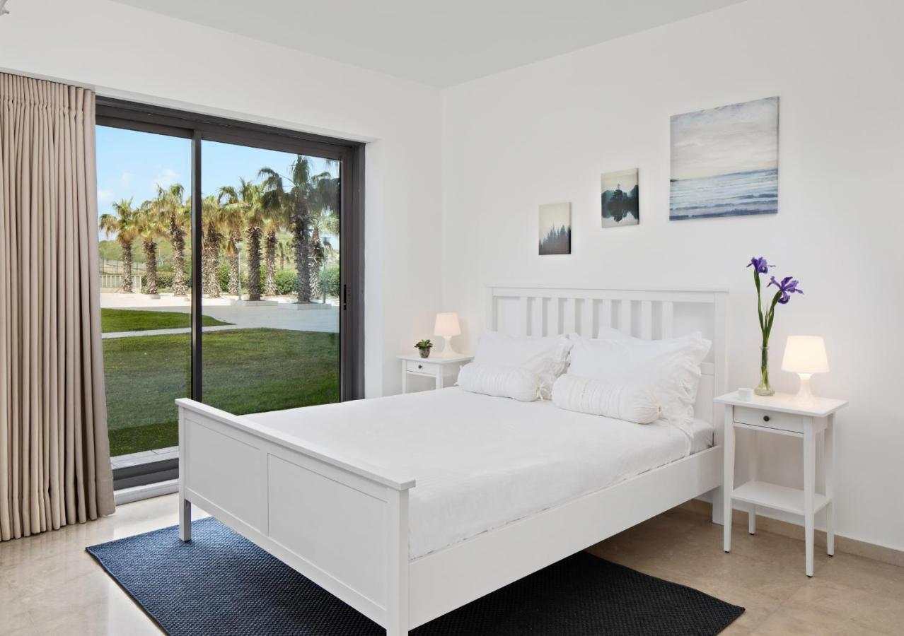 Aparthotel Okeanos On The Beach Herzliya Екстер'єр фото