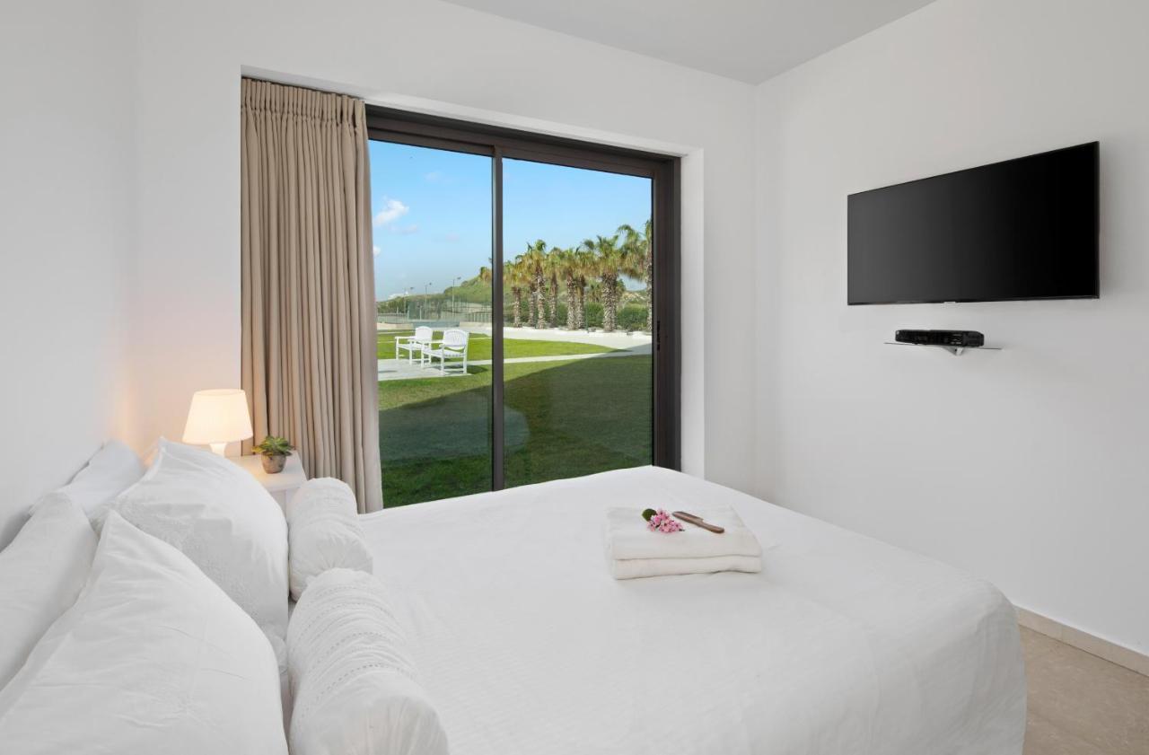 Aparthotel Okeanos On The Beach Herzliya Екстер'єр фото