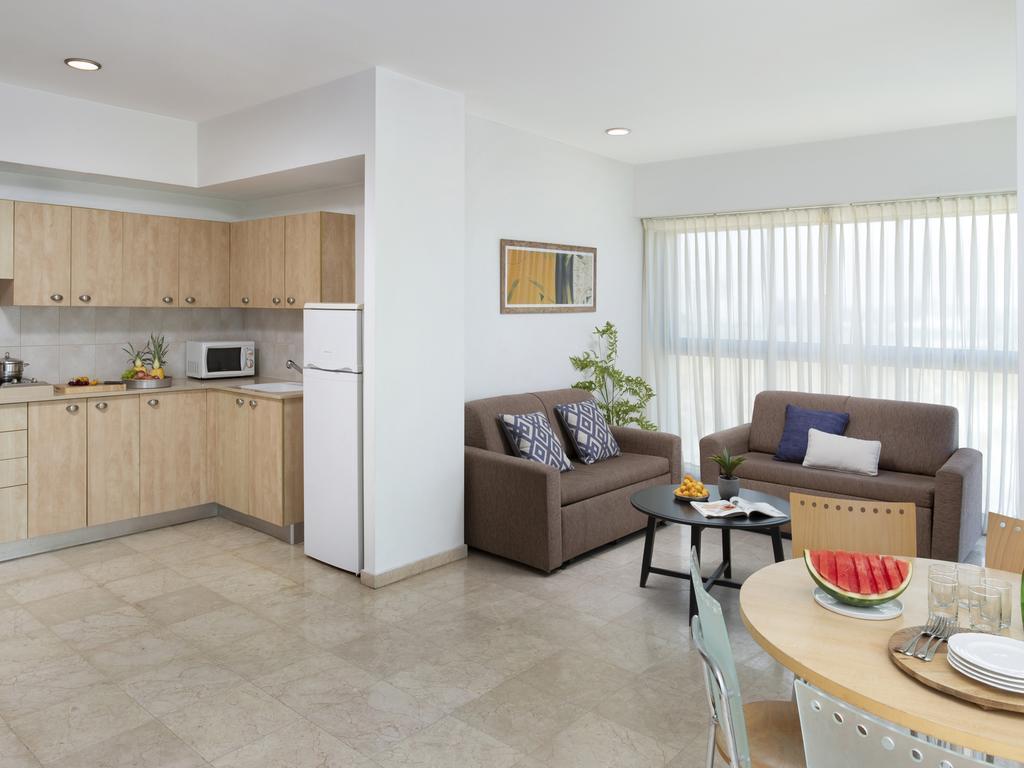 Aparthotel Okeanos On The Beach Herzliya Номер фото