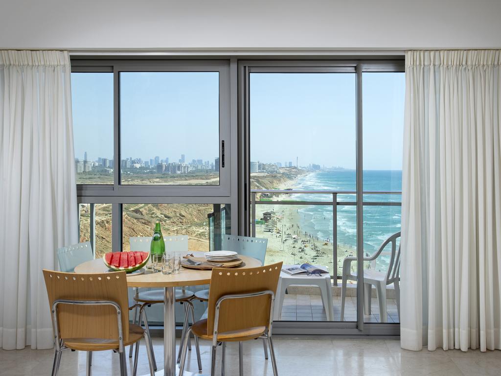 Aparthotel Okeanos On The Beach Herzliya Номер фото